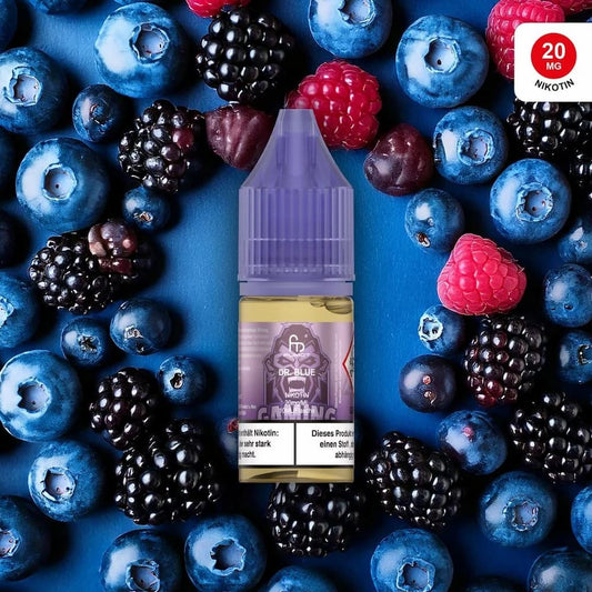 Verschiedene Beeren mir einer Liquidflasche von RandM Dr. Blue